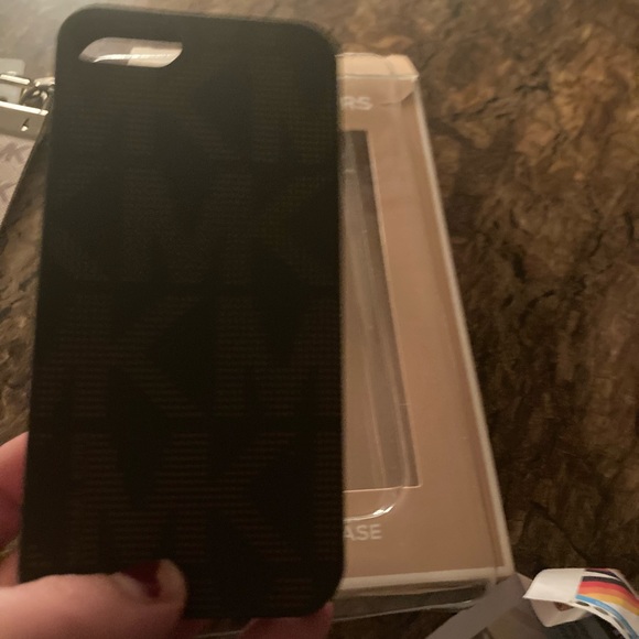 Michael kors xs phone case. Brand nwt - Picture 2 of 3